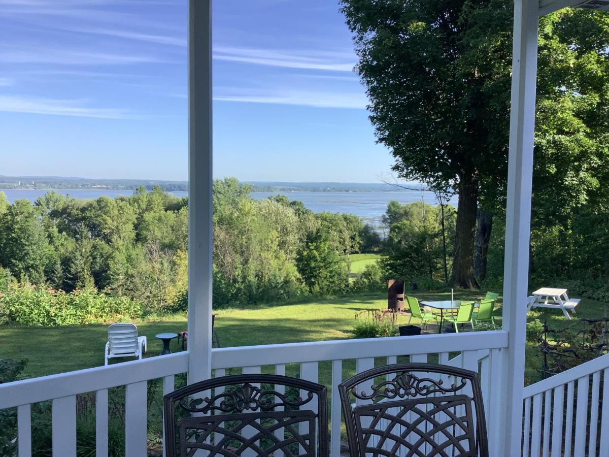 Les Saisons Du Fleuve Bed & Breakfast Lotbiniere Bagian luar foto