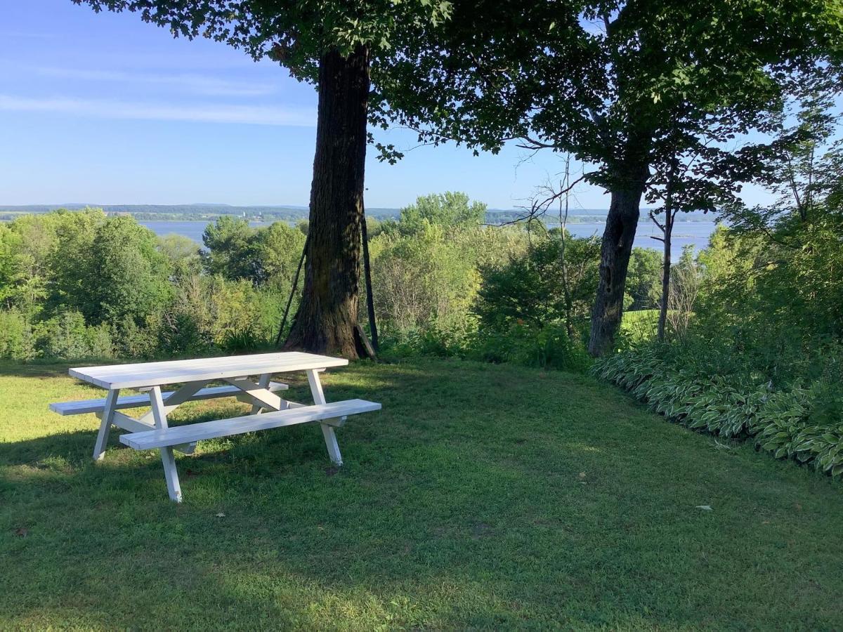 Les Saisons Du Fleuve Bed & Breakfast Lotbiniere Bagian luar foto