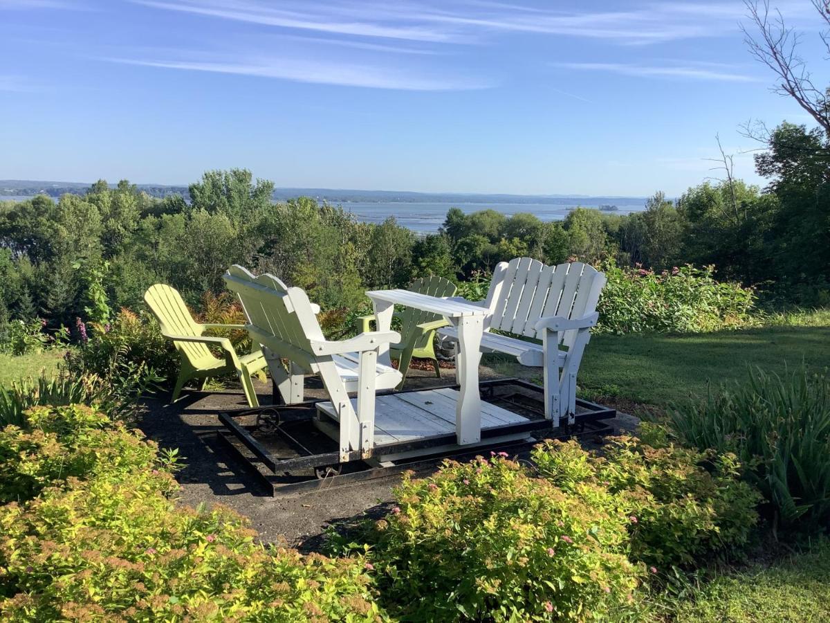 Les Saisons Du Fleuve Bed & Breakfast Lotbiniere Bagian luar foto